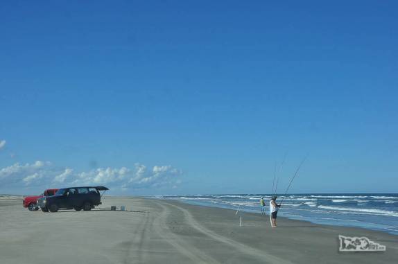 Pescadores aproveitam a calma da Praia do Cassino ao sul de Rio Grande, no Rio Grande do Sul